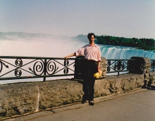 О.Олексюк біля Ніагарського водоспаду. Канада. 1995 р.